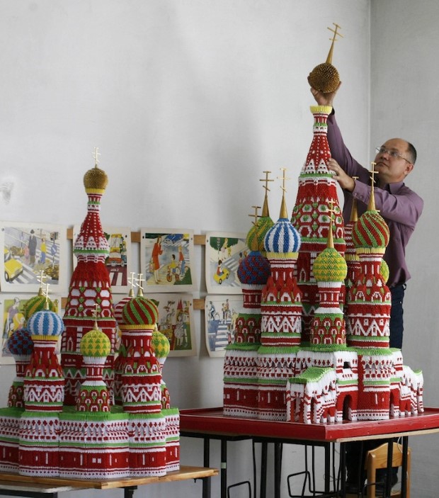 Umelec-Tarasov-a-jeho-origami-katedrala-sv-Bazila-1