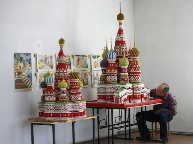 Umelec-Tarasov-a-jeho-origami-katedrala-sv-Bazila-2