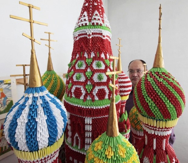 Umelec-Tarasov-a-jeho-origami-katedrala-sv-Bazila-3