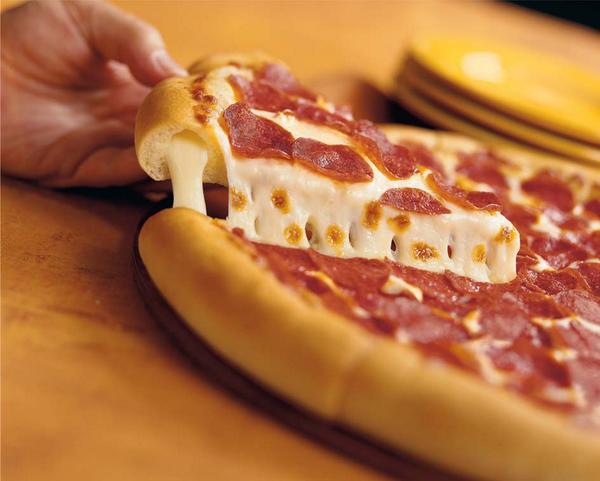 pizza-hut-pizza-teszta-aminek-a-szelei-sajttal-vannak-megtoltve